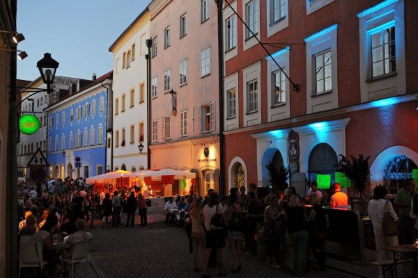 Event in der Rottmayrstraße am Spätabend mit Altem Rathaus am rechten Bildrand