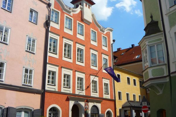 Frontaufnahme des Alten Rathauses in der Rottmayrstraße in Laufen