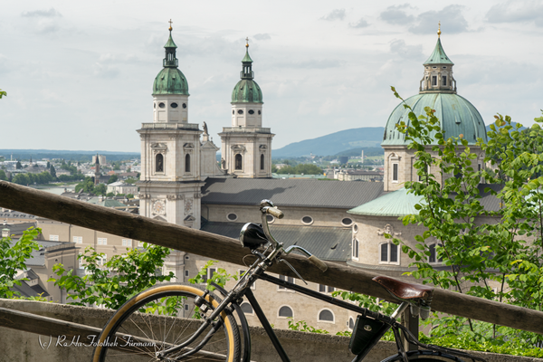 Sicht auf Dom Salzburg mit Fahrrad im Vodergrund