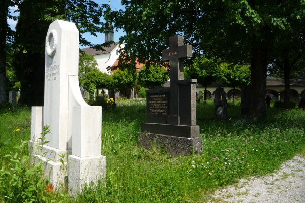 Grabsteine im Grün der Parkanlage des Alten Friedhofs Laufen