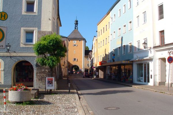 Schloßstraße vom Marienplatz aus mit Geschäften und dem Oberen Stadttor am Anfang