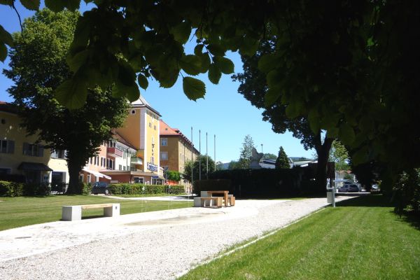 Der ehemalige Seilergraben und jetziger Stadtpark in Laufen mit Sitzmöglichkeiten und Oberem Stadttor im Hintergrund