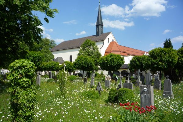 Der Alte Friedhof in Laufen lädt als offene Parkanlage zum Gedenken an die Verstorbenen ein