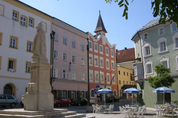 Aufnahme des Rupertusplatzes mit Rupertussäule und Altes Rathaus im Hintergrund