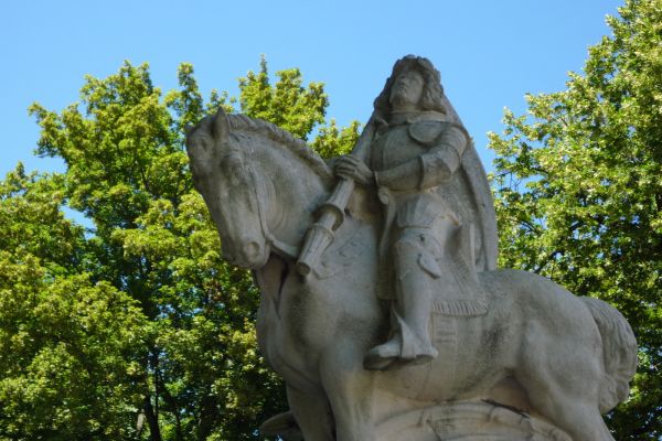 Reiterstatue des Kriegerdenkmals in Laufen