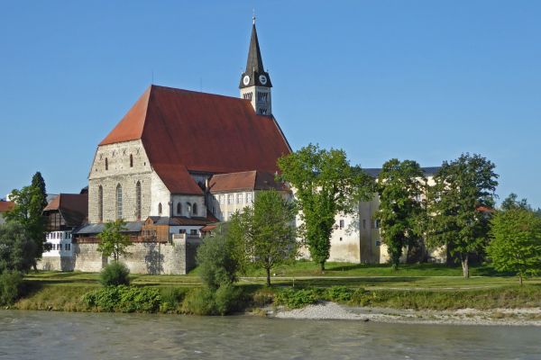 Aufnahme der Stiftskirche Mariä Himmelfahrt von der östlichen Seite an der Salzachschleife