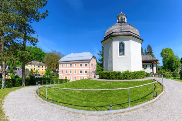 Stille-Nacht-Bezirk mit Gedächtniskapelle und Museum im Hintergrund