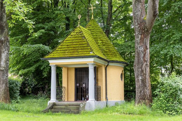 Antoniuskapelle mit moosbedecktem Dach