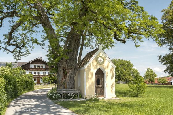 Wiedmannsfeldener Kapelle auf halber Strecke des Kapellenwegs