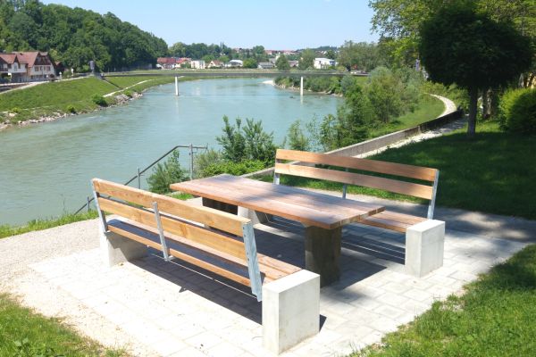 Aussichtspunkt an der Hierzegger Kapelle mit Blick Richtung Europasteg über das Flussbett der Salzach