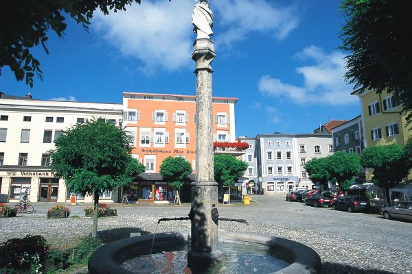 Mariensäule im Vordergrund mit Inn-Salzach-Fassaden im Hintergrund