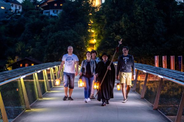 Gruppe bei Laternenführung überquert den Europasteg zwischen Oberndorf und Laufen - © Axel Effner