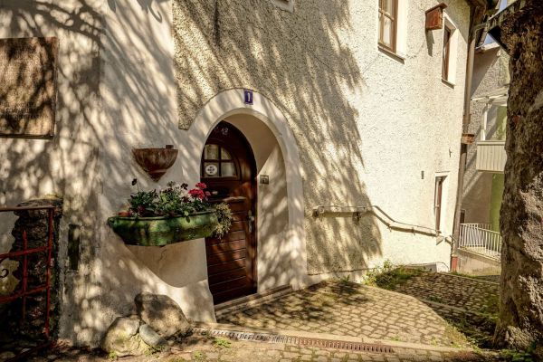 Rundbogen eines Hauseingangs in einer der verwinkelten Gassen der Laufener Altstadt