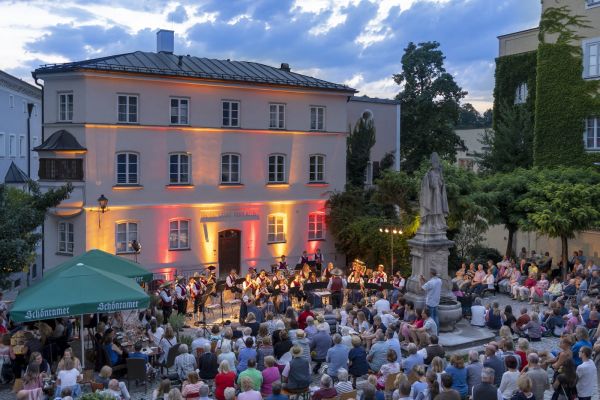 Event der Stadtkapelle Laufen am Rupertusplatz mit Rupertussäule