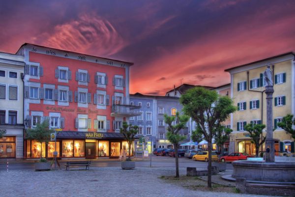 Stimmungsvolle Aufnahme des Marienplatzes im Abendrot mit Mariensäule am rechten Bildrand