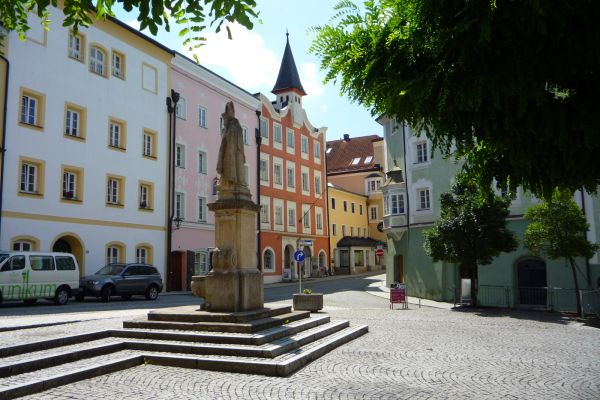 Rupertusplatz mit Rupertussäule an der Rottmayrstraße und Altes Rathaus im Hintergrund