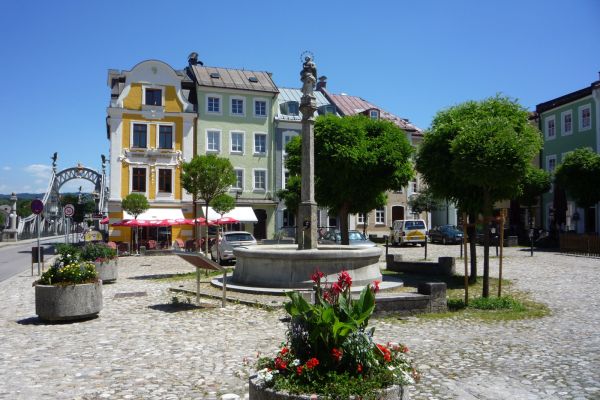 Inn-Salzach-Baustil am Marienplatz mit Mariensäule im Zentrum und Länderbrücke im Hintergrund