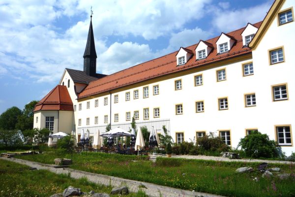 Der Biergarten des Kapuzinerhofs ist eine Einladung zum Verweilen und Kräftetanken