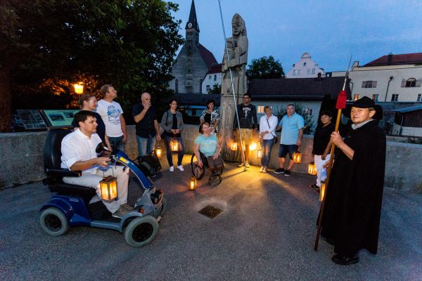 Gruppe bei Laternenführung in Laufen, im Hintergrund Rupertus-Statue und Stiftskirche - © Axel Effner