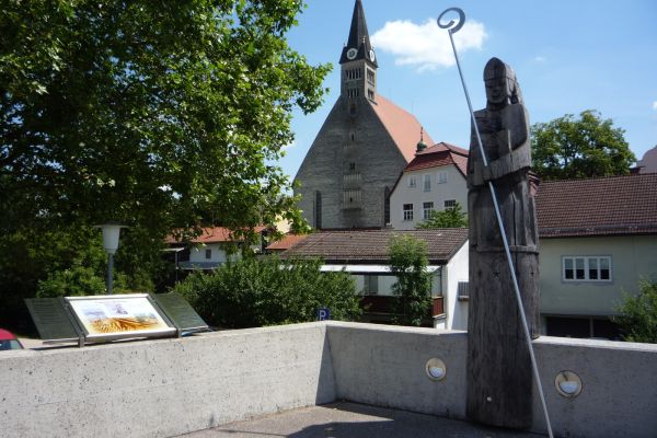 Blick vom Europasteg aus Richtung Laufener Stiftskirche mit Rupertusstatue im Vordergrund