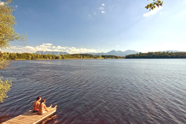 Abtsdorfer See mit Steg im Vordergrund und Alpen im Hintergrund - © RoHa Fotothek