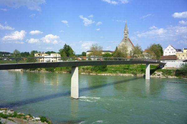 Der Europasteg über die Salzach und die Stiftskirche Laufen sind als Fotomotiv nahezu untrennbar