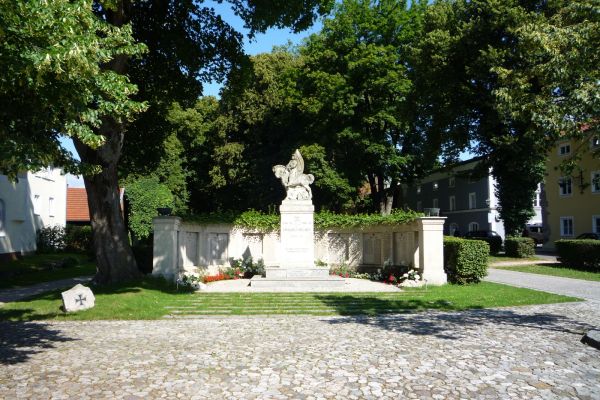 Vorplatz des Kriegerdenkmals in Laufen mit Umgriff des Stadtparks und der historischen Häuserzeilen