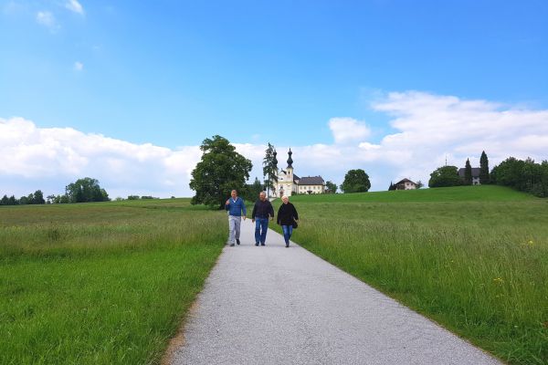 Die Wallfahrtskirche Maria Bühel in Oberndorf ist ein beliebtes Wander- und Pilgerziel