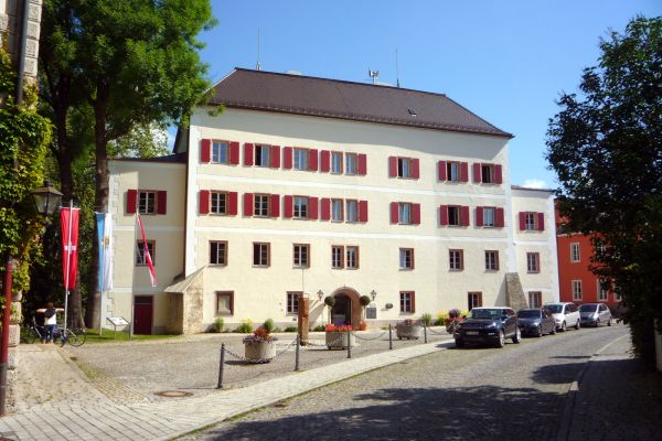 Neues Rathaus der Stadt Laufen - ehemaliges Landratsamt des Landkreises Laufen