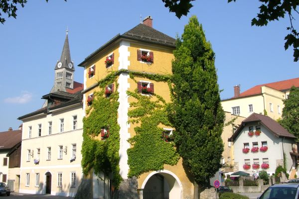 Unteres Stadttor mit Städtischem Schlachthof von Seite des Parkplatzes mit Stiftskirche im Hintergrund