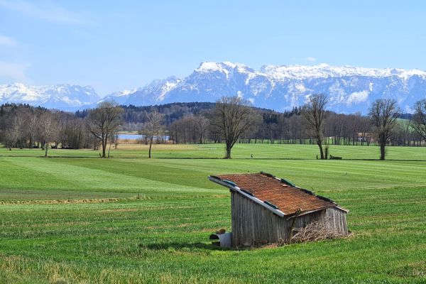 Die Wanderung um den Abtsee und das Haarmoos bietet auch einen wunderbaren Blick auf die alten Stadel und den Untersberg