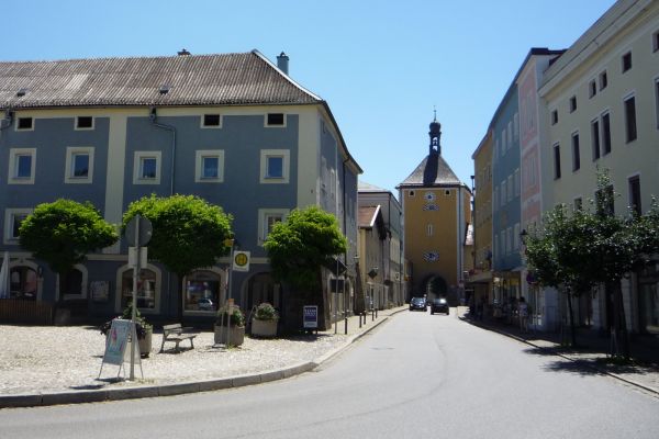 Teil des Marienplatzes mit Schloßstraße und Oberes Stadttor im Hintergrund