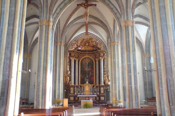 Die spätgotische Ausgestaltung der Stiftskirche Mariä Himmelfahrt vermittelt einen hellen, angenehmen Eindruck