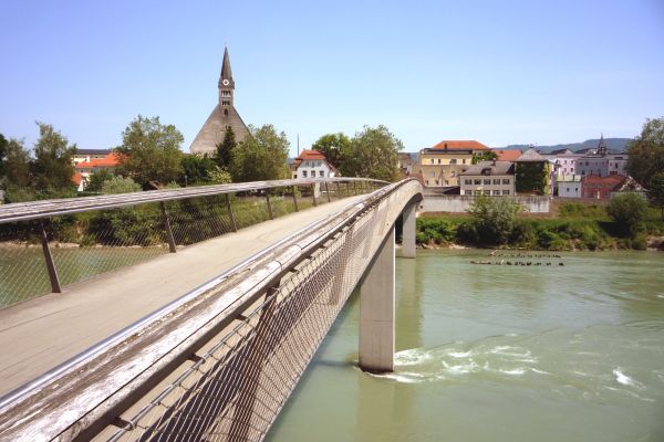 Aufnahme des Europastegs über die Salzach mit Stiftskirche im Hintergrund