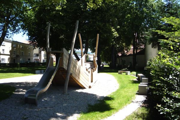 Spielplatz in Form eines Salzachschiffes im Stadtpark Laufen
