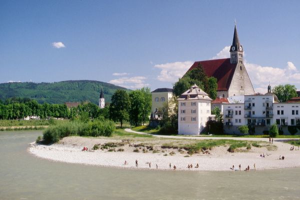 Im Kiesbett der Salzachschleife nahe der Stiftskirche lassen sich sogar Fossilien entdecken