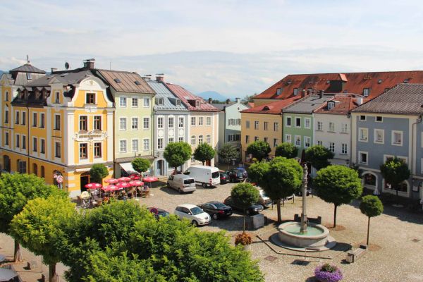 Häuser im Inn-Salzach-Stil am Marienplatz in Laufen