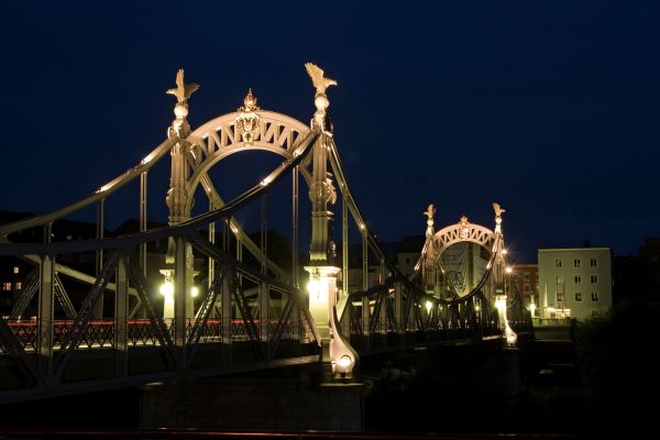 Beleuchtete Länderbrücke im Jugendstil zwischen Laufen und Oberndorf bei Nacht