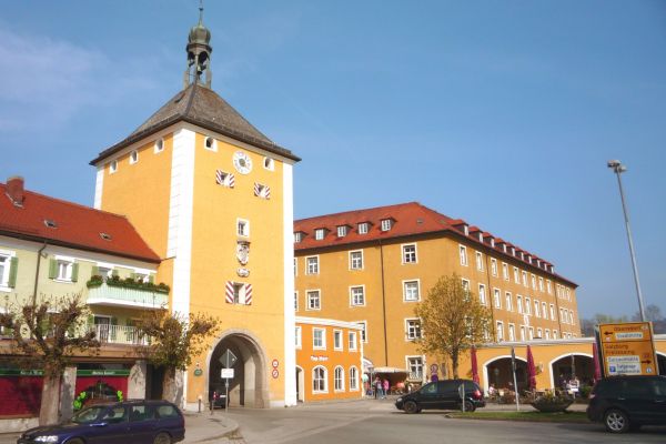 Aufnahme des Oberen Stadttores mit Schloss Laufen im Hintergrund