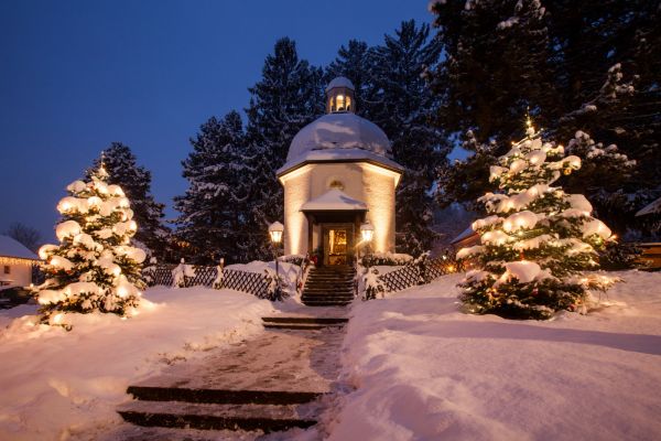 Stille-Nacht-Kapelle in Oberndorf mit Weihnachtsbäumen