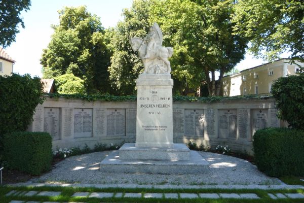 Kriegerdenkmal in Laufen - gewidmet den Gefallenen des Ersten und Zweiten Weltkriegs