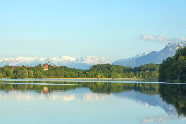 Abtsdorfer See mit Abtsdorfer Kirche und Tennengebirge im Hintergrund - © Roha Fotothek