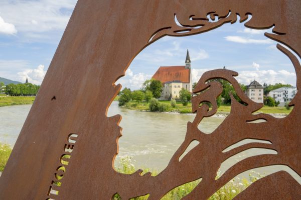 Bildnis von Leopold Kohr in der Salzachschleife auf Oberndorfer Seite mit Blick Richtung Stiftskirche Laufen - © RoHa FotoThek