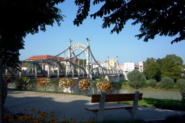 Ruhiges Bankerl im Vordergrund mit Blick auf die Länderbrücke zwischen Oberndorf und Laufen