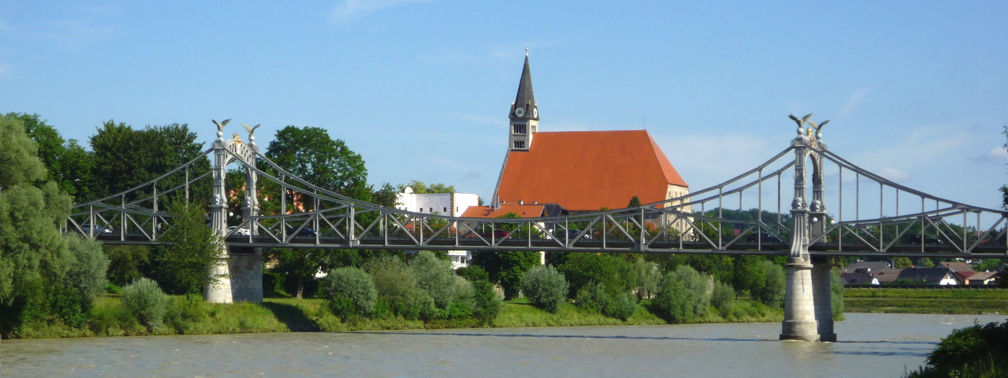 Aufnahme der Salzachbrücke mit Stiftskirche im Hintergrund