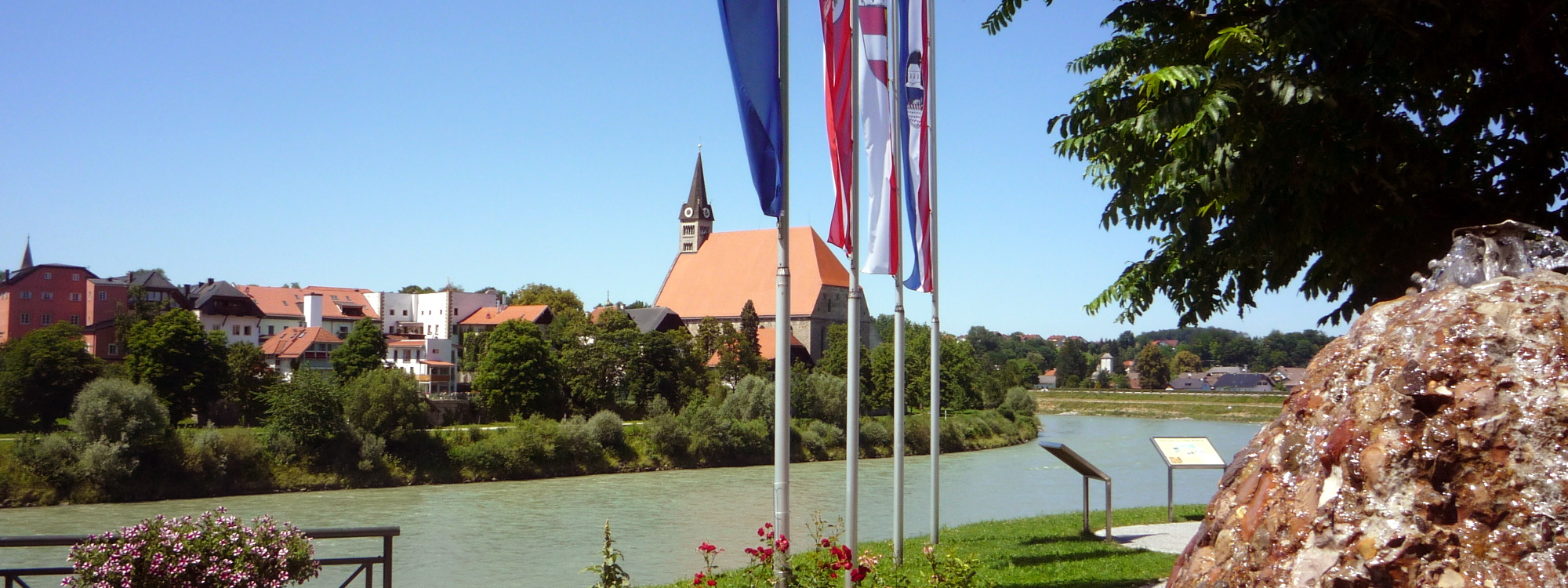 Aufnahme der Salzachschleife mit Stiftskirche von Oberndorf in Österreich aus