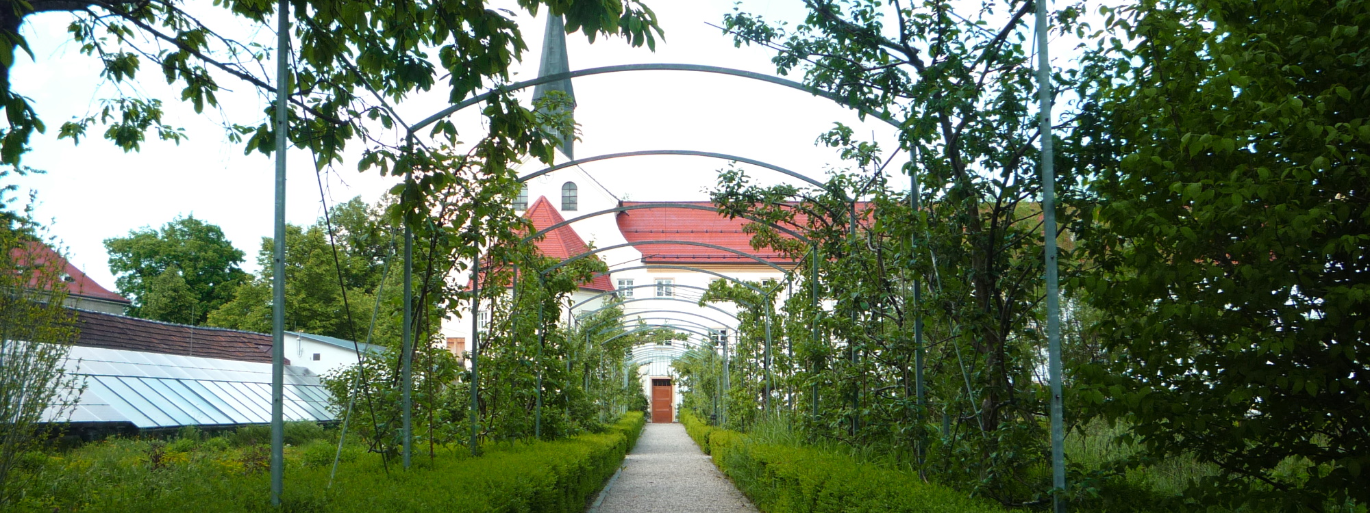 Zum Kapuzinerhof gehört nach wie vor eine großzügig angelegte Gartenanlage mit üppiger Bepflanzung