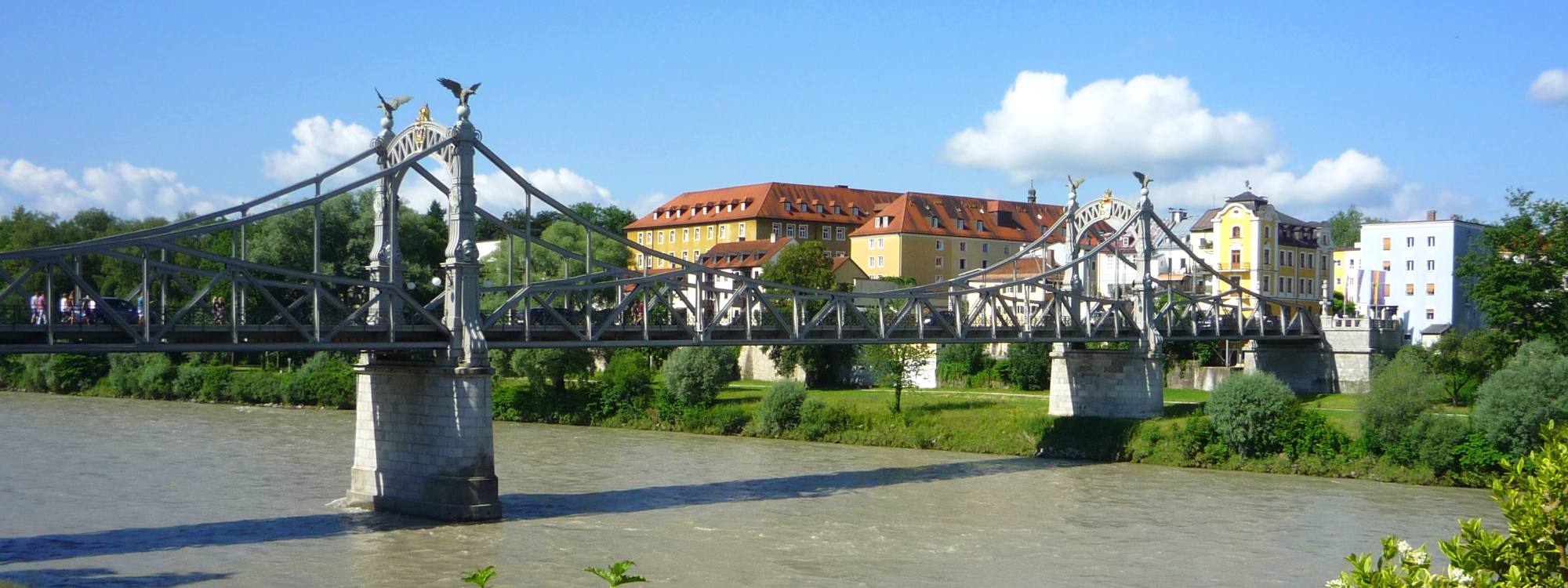 Länderbrücke zwischen Laufen und Oberndorf mit Schloß Laufen im Hintergrund