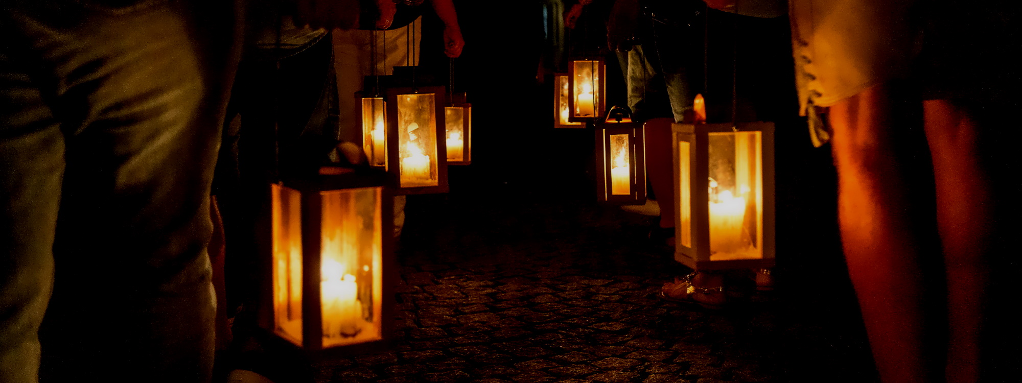 Laternen mit Kerzen in der Dunkelheit - © Axel Effner