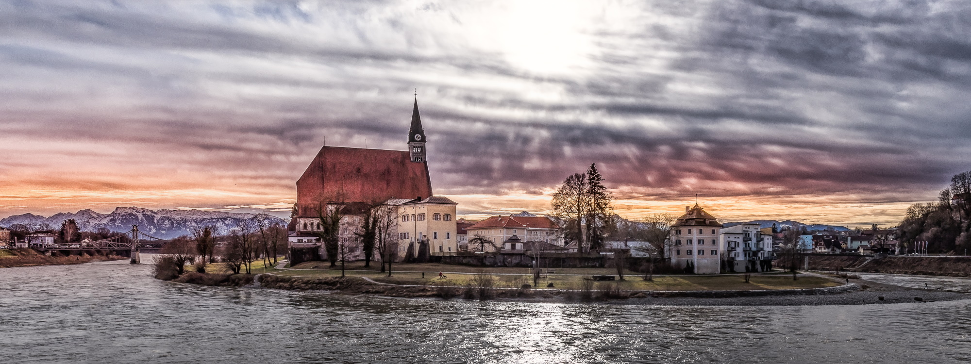Aufnahme der Salzachschleife mit Stiftskirche und Frauenwinkel zum Spätnachmittag